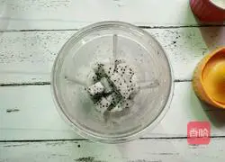 Illustration of how to make dragon fruit milkshake 3