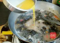 Illustration of how to make tomato, seaweed and egg drop soup 6