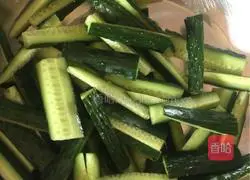 Illustration of how to make cold cucumber 2