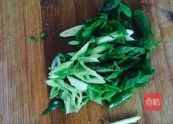 Illustration of how to make stir-fried lettuce 2