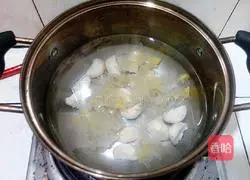 Illustration of how to make horseshoe tremella, papaya sugar water 4