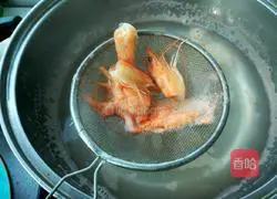 Illustration of how to make garlic sprouts, tofu and prawn soup 8