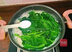 Illustration of how to make minced meat, spinach and egg soup 10