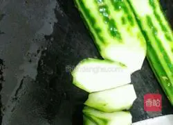 Illustration of how to make loofah and meatball soup 1