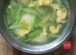 Illustration of how to make loofah and egg drop soup 11