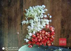 Illustration of how to make cold lotus root 4