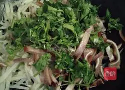 Illustration of how to make cold pork ears and potato shreds 6