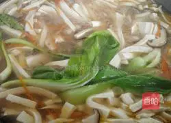 Illustration of making spicy and sour mushroom and tofu soup 8