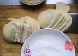 Illustration of how to make coconut steamed bun slices 1