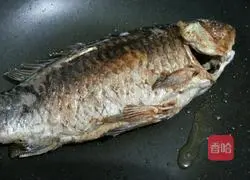 Illustration of how to make tofu crucian carp soup 3