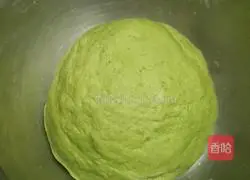 Illustration of how to make two-color mushroom and fresh meat buns 3