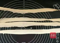 Illustrations of Shanxi trousers-stretching noodles at home 12