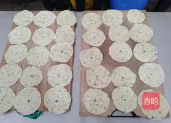 Illustration of how to make scallion pancake 4