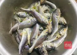Illustration of how to make steamed small yellow croaker 1