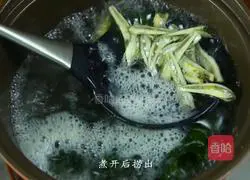 Illustration of making Korean anchovy rice cake soup 6