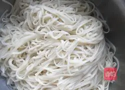 Illustration of how to make noodles with scallion oil 5