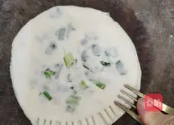 Illustration of how to make dumpling skin scallion pancakes (quick breakfast) 12