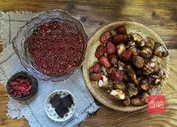 Illustration of how to make red beans, red dates, taro and cranberry sugar water 1