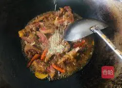 Illustration of how to stir-fry cured duck with green pepper and garlic sprouts 6