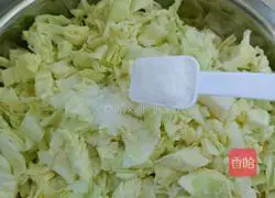 Illustration of how to make cabbage, egg and vermicelli stuffed buns 8