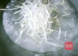 Bean sprouts and shredded pork soup recipe 7