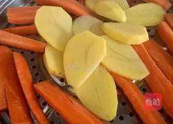 Illustration of how to make egg, milk and vegetable pancakes 1