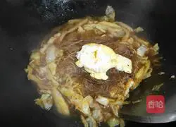 Illustration of how to stir-fry vermicelli with cabbage 5