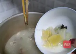 Illustration of how to make pork ribs and lotus root soup 7