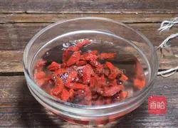 Illustration of how to make wolfberry and kelp soup 5