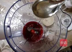 Illustration of how to make cool raspberry juice 4