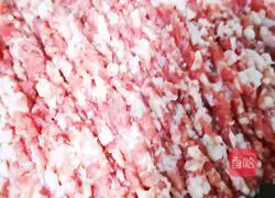 Illustration of how to make dumplings stuffed with beans and beef filling 6