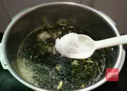 Illustration of how to make seaweed and egg soup 7
