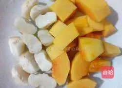 Illustration of how to make horseshoe tremella, papaya sugar water 3