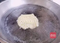 Illustration of how to make sausage and egg fried noodles 2