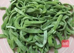 Illustration of making handmade spinach and beef noodles 7