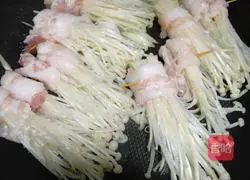 Illustration of how to make beef enoki mushrooms 3