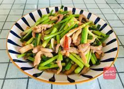 Illustration of how to stir-fry shredded pork with garlic moss and dried beans 8