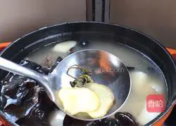 Illustration of how to make black fungus and yam spine soup 11