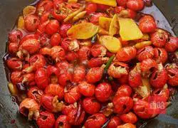 Illustration of how to make spicy crayfish for midnight snack 11