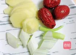 Chicken chestnut soup | Illustration of how to nourish the skin and nourish the kidneys 2