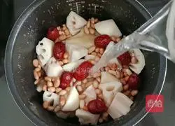 Lotus root and peanut chicken soup recipe 9