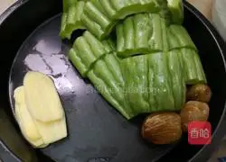 Black bean and bitter melon and pork ribs soup Practice illustration 1