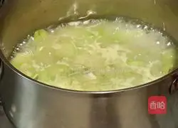 Illustration of how to make ham, mushroom and luffa soup 7