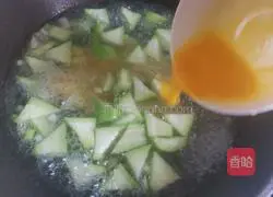 Illustration of how to make shrimp skin and loofah egg soup 6