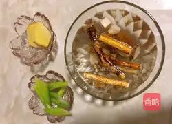 Illustration of how to make five-finger peach, yam, candied dates and chicken soup 2