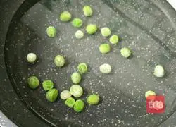 Illustration of how to make steamed eggs with peas and shrimps 2