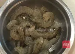 Illustration of how to make shrimp and winter melon soup 1