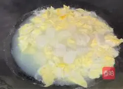 Illustration of how to make rice cake slices with cabbage in clear soup 6