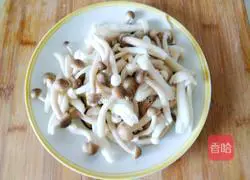 Illustration of how to make cornmeal, fishball and mushroom soup 4