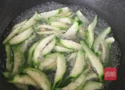 Illustration of how to make loofah and egg soup 7